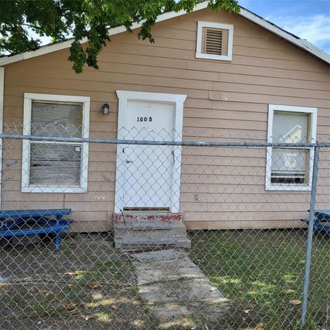 Photo of 1005 E 35th Street St, Houston, TX 77022 (MLS # 61270902)