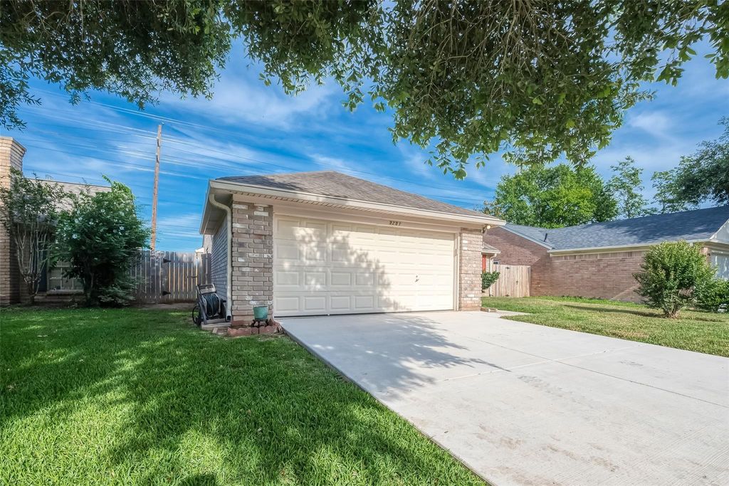 Photo of 3231 E Heatherock Circle, Sugar Land, TX 77479 (MLS # 40532532)