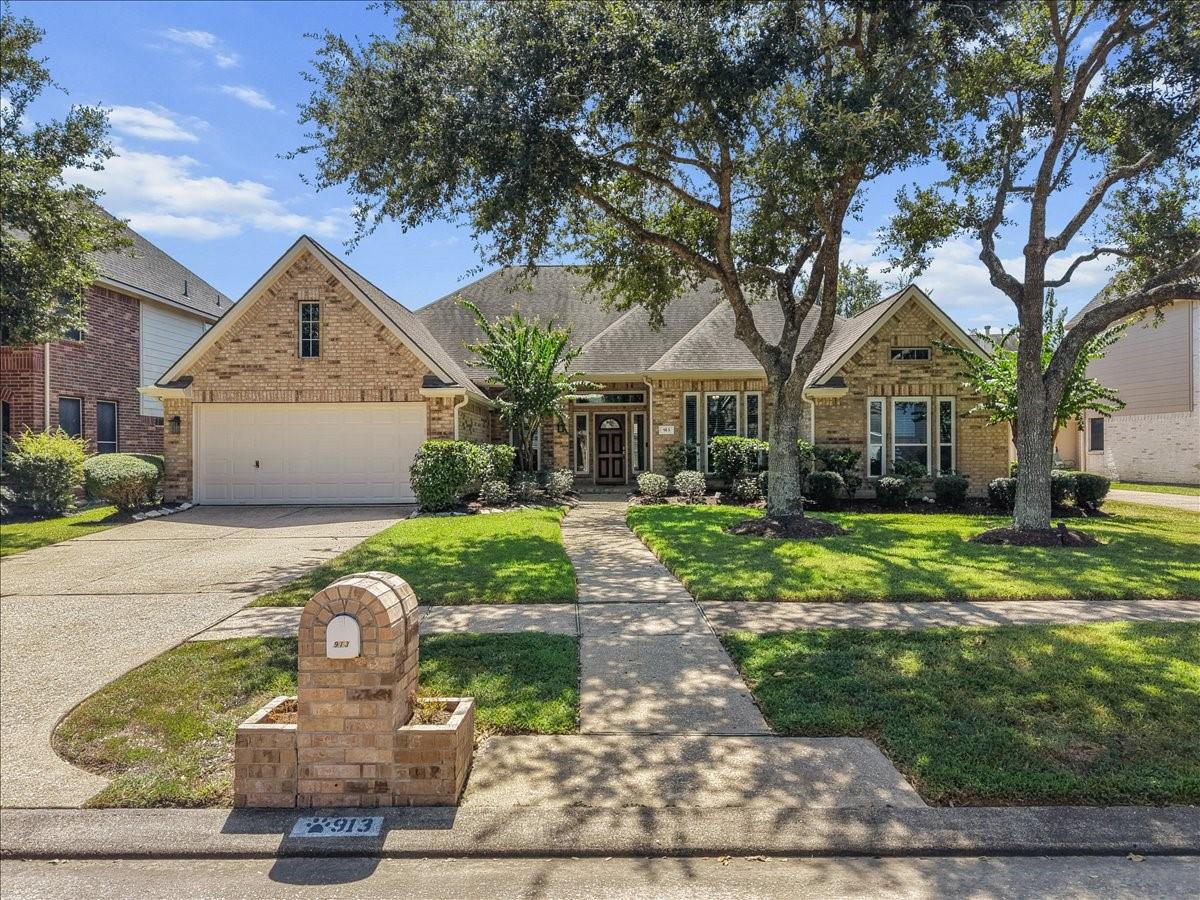 913 Elm Pointe