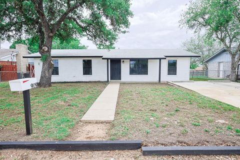 Photo of 909 E Sarah Street, Cuero, TX 77954 (MLS # 52791524)