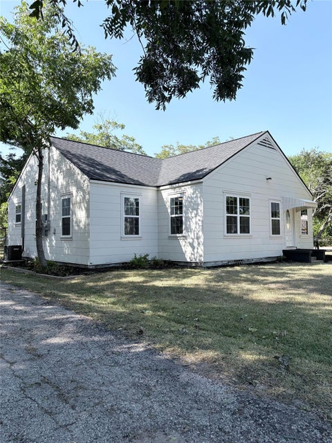 Photo of 723 E Blackshear Street, Navasota, TX 77868 (MLS # 35985651)