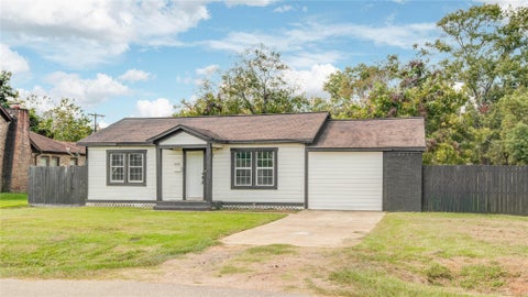 Homes For Sale - 609 Hurst Street<br/> Angleton, TX 77515