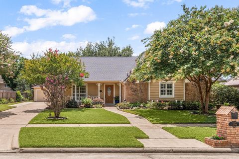 Photo of 1506 Oak Hollow Drive, Friendswood, TX 77546 (MLS # 79508169)