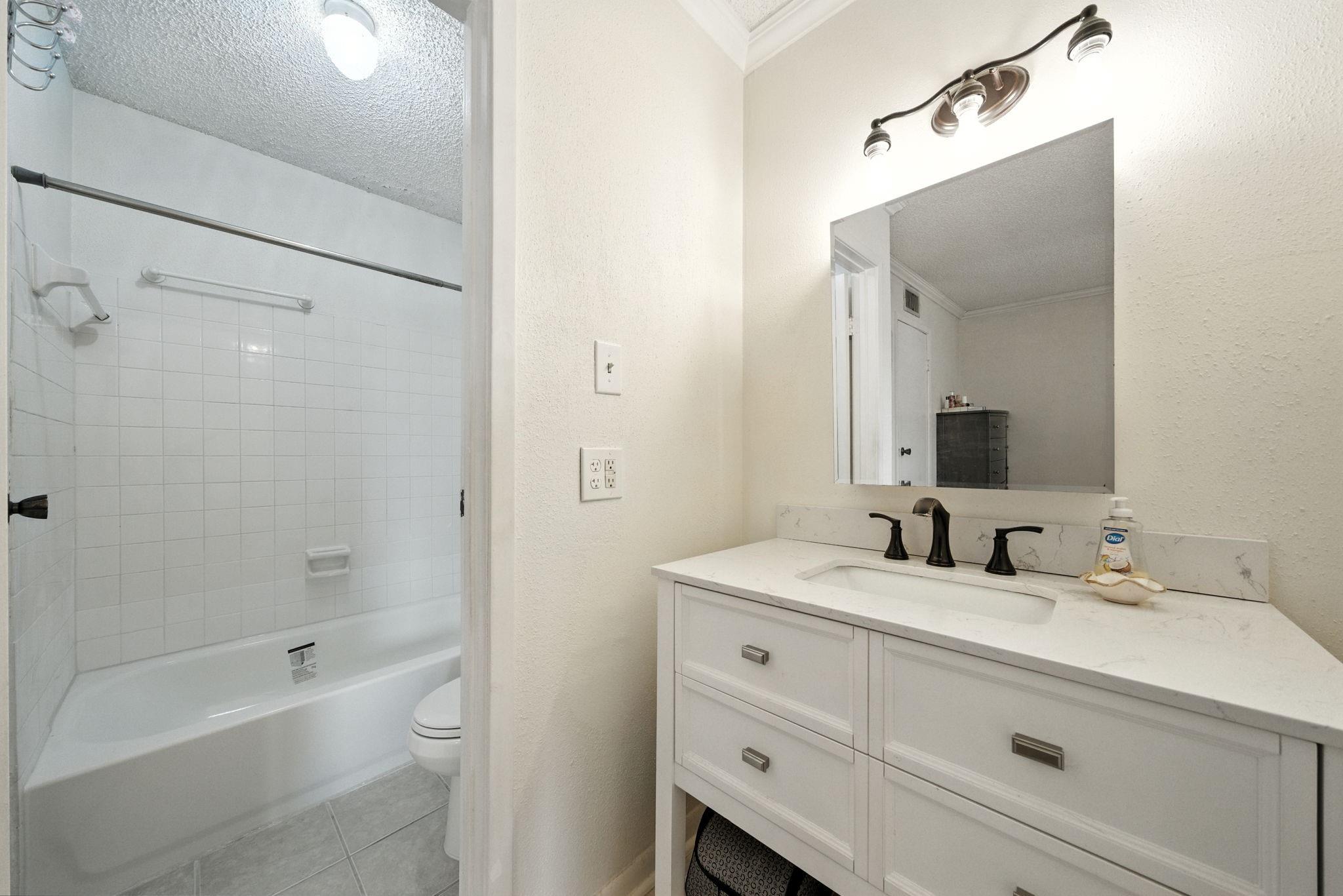 3919 Fairmont Parkway 115