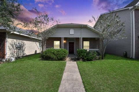 Photo of 1612 Claremont Garden Circle, Houston, TX 77047 (MLS # 12430725)