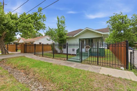 Photo of 510 N Everton Street, Houston, TX 77003 (MLS # 72226593)