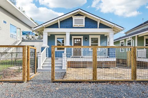 Photo of 1224 Waverly Street, Houston, TX 77008 (MLS # 42746983)