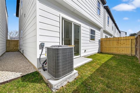 Tiny photo for 953 Highland Light Lane, Houston, TX 77091 (MLS # 66773508)