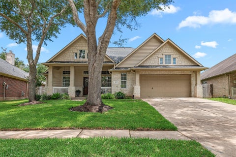 Homes For Sale - 9111 Stoneleigh Drive<br/> Sugar Land, TX 77479