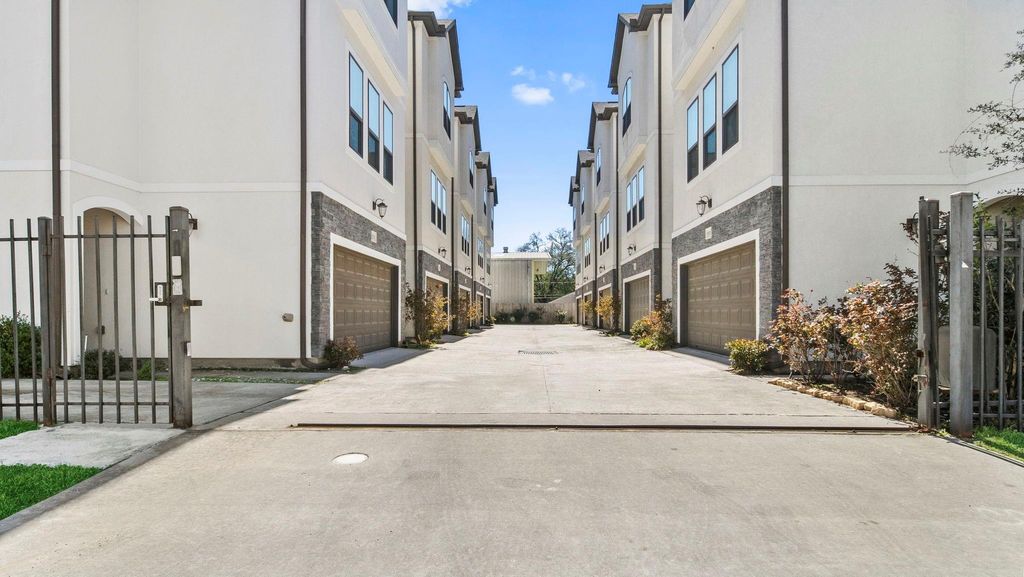 Photo of 833 Wakefield Drive #B, Houston, TX 77018 (MLS # 57138837)