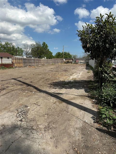 Photo of 3017 Golfcrest Boulevard, Houston, TX 77087 (MLS # 33155248)