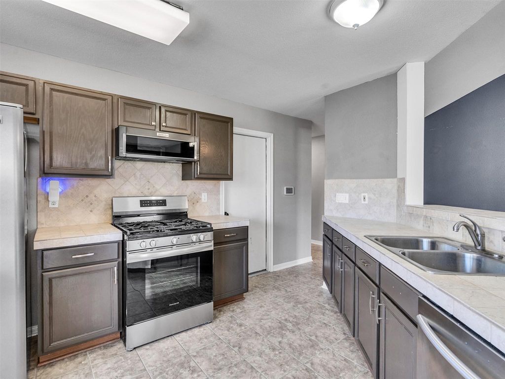 Photo of 2410 Sherwood Hollow Lane, Houston, TX 77339 (MLS # 16288326)