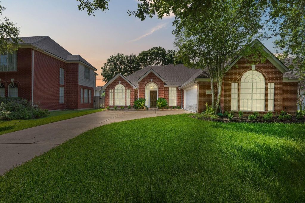 Photo of 4503 Summer Lakes, Sugar Land, TX 77479 (MLS # 45552624)