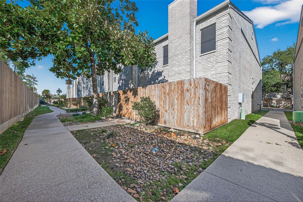 Photo of 17645 Red Oak Drive #7645, Houston, TX 77090 (MLS # 41096746)