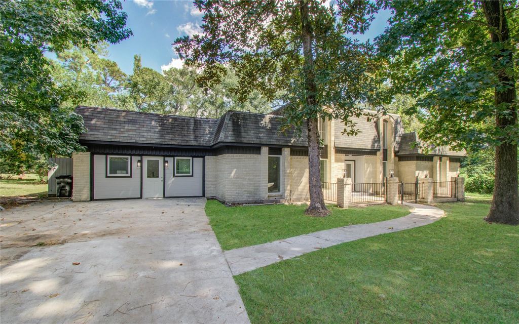 Photo of 619 River Plantation Drive, Conroe, TX 77302 (MLS # 67101942)