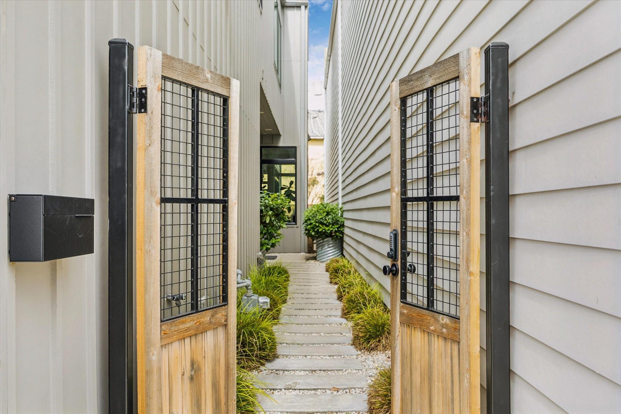 719 E 6th 1/2 Street