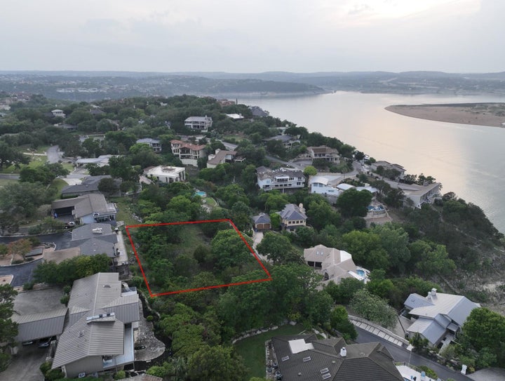 Beautiful tract of land overlooking Lake Travis. This tract of land is one and a half lots totaling 15,435 square feet