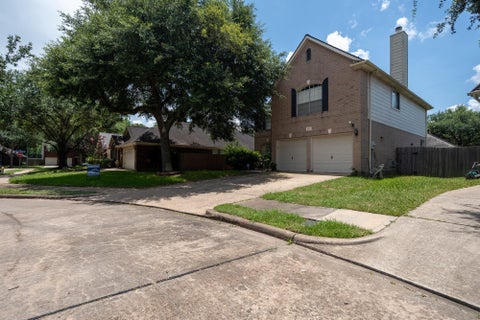 Photo of 210 Windrift Court, Sugar Land, TX 77479 (MLS # 40232130)