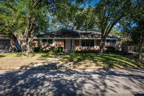 Photo of 10310 Willowgrove Drive, Houston, TX 77035 (MLS # 70433447)