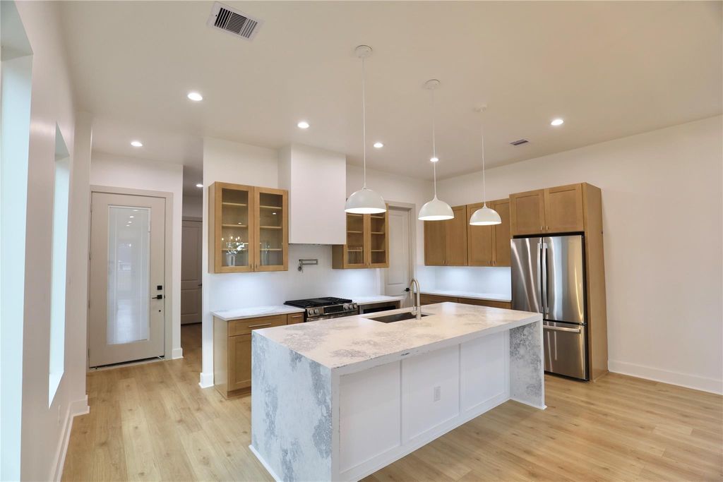 Photo of 510 E 37th Street, Houston, TX 77022 (MLS # 83244202)