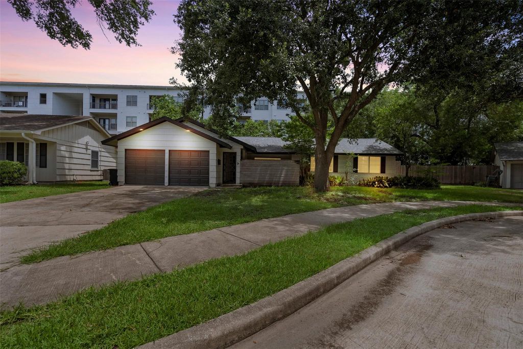 Photo of 5422 Lincrest Lane, Houston, TX 77056 (MLS # 24282161)