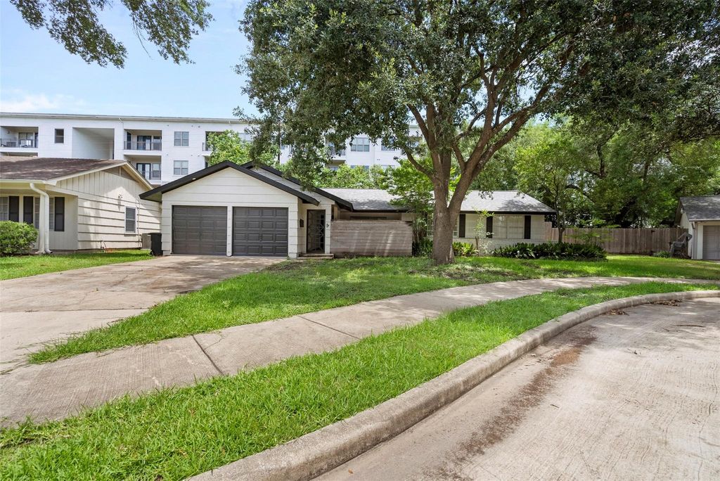 Photo of 5422 Lincrest Lane, Houston, TX 77056 (MLS # 24282161)