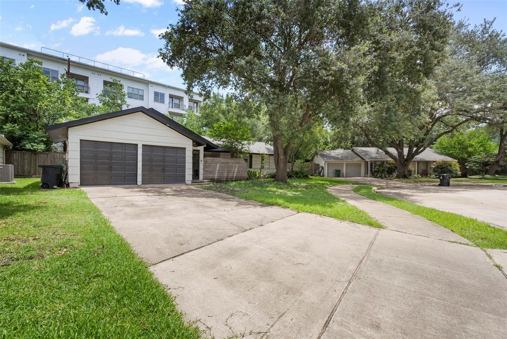 Photo of 5422 Lincrest Lane, Houston, TX 77056 (MLS # 24282161)