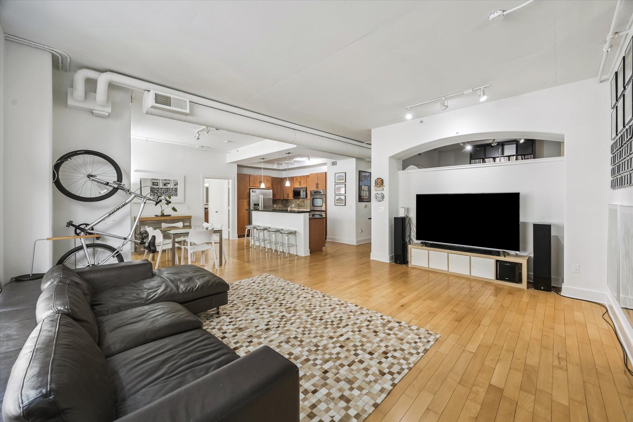 1901 Post Oak Boulevard 204