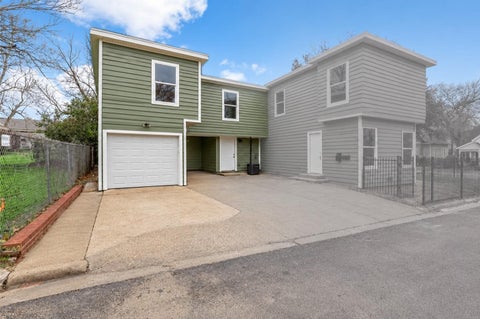 Photo of 100 E Kurtz Street, Brenham, TX 77833 (MLS # 39731405)