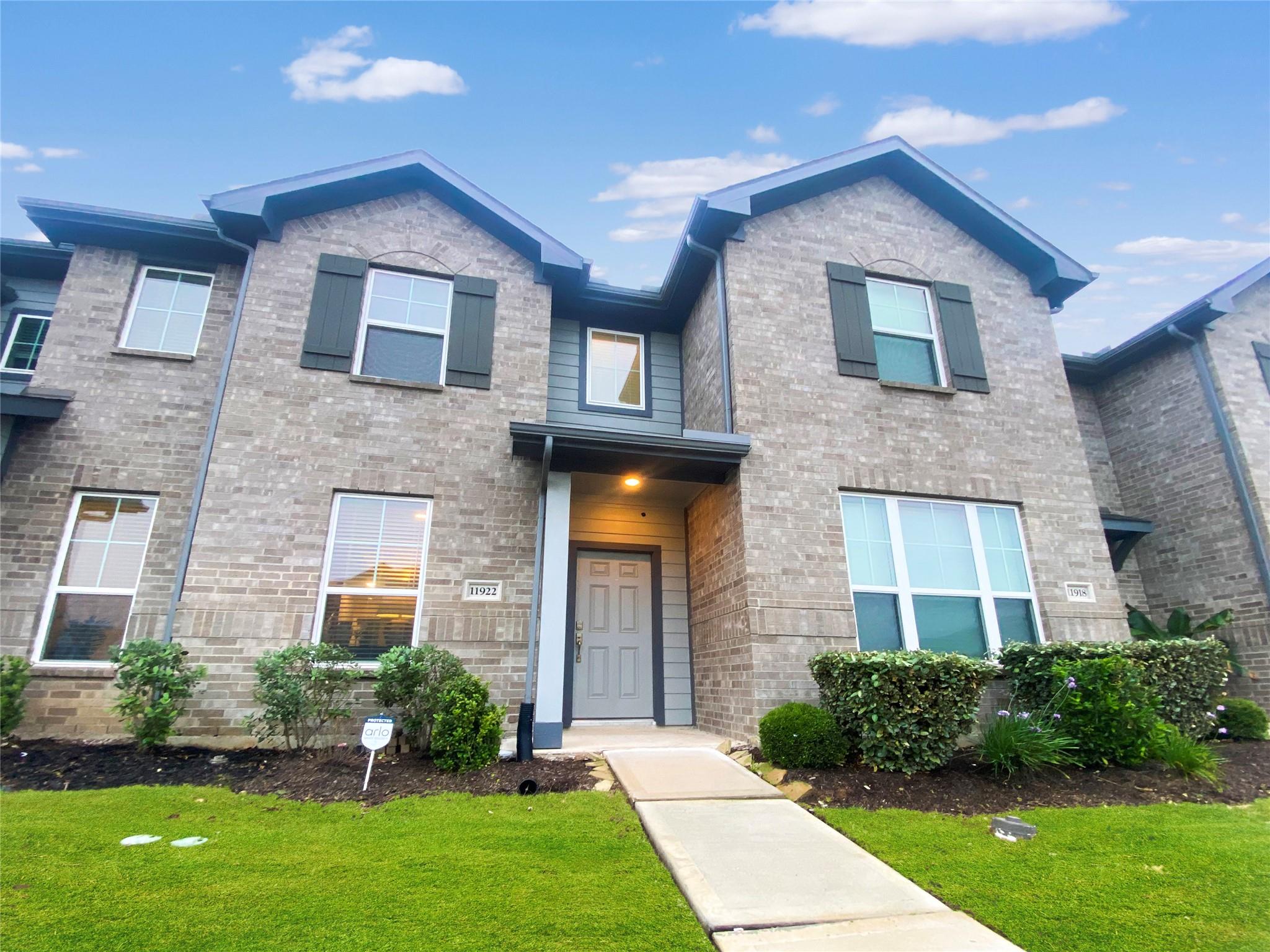 11922 Amber Oak Way