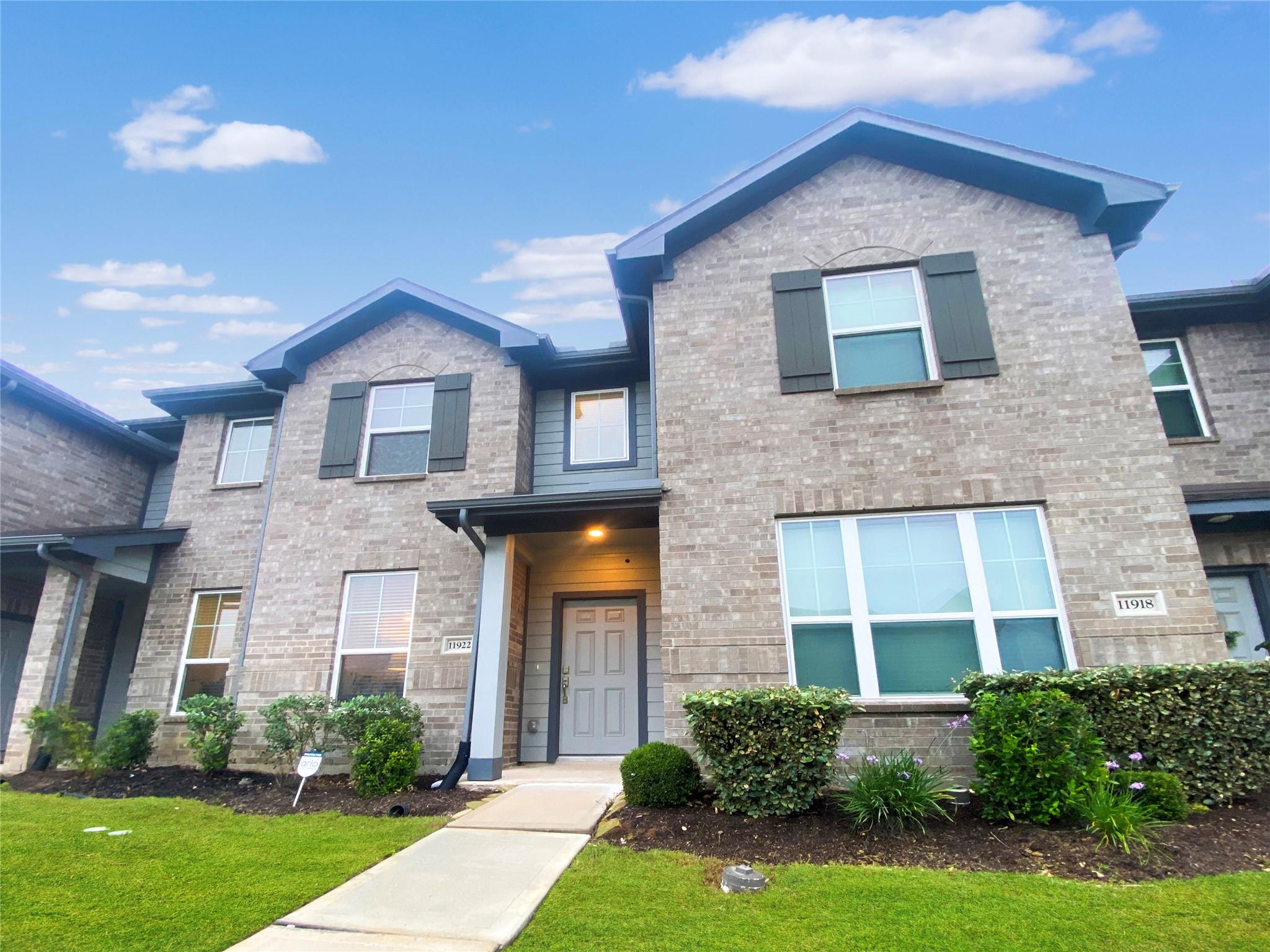 11922 Amber Oak Way