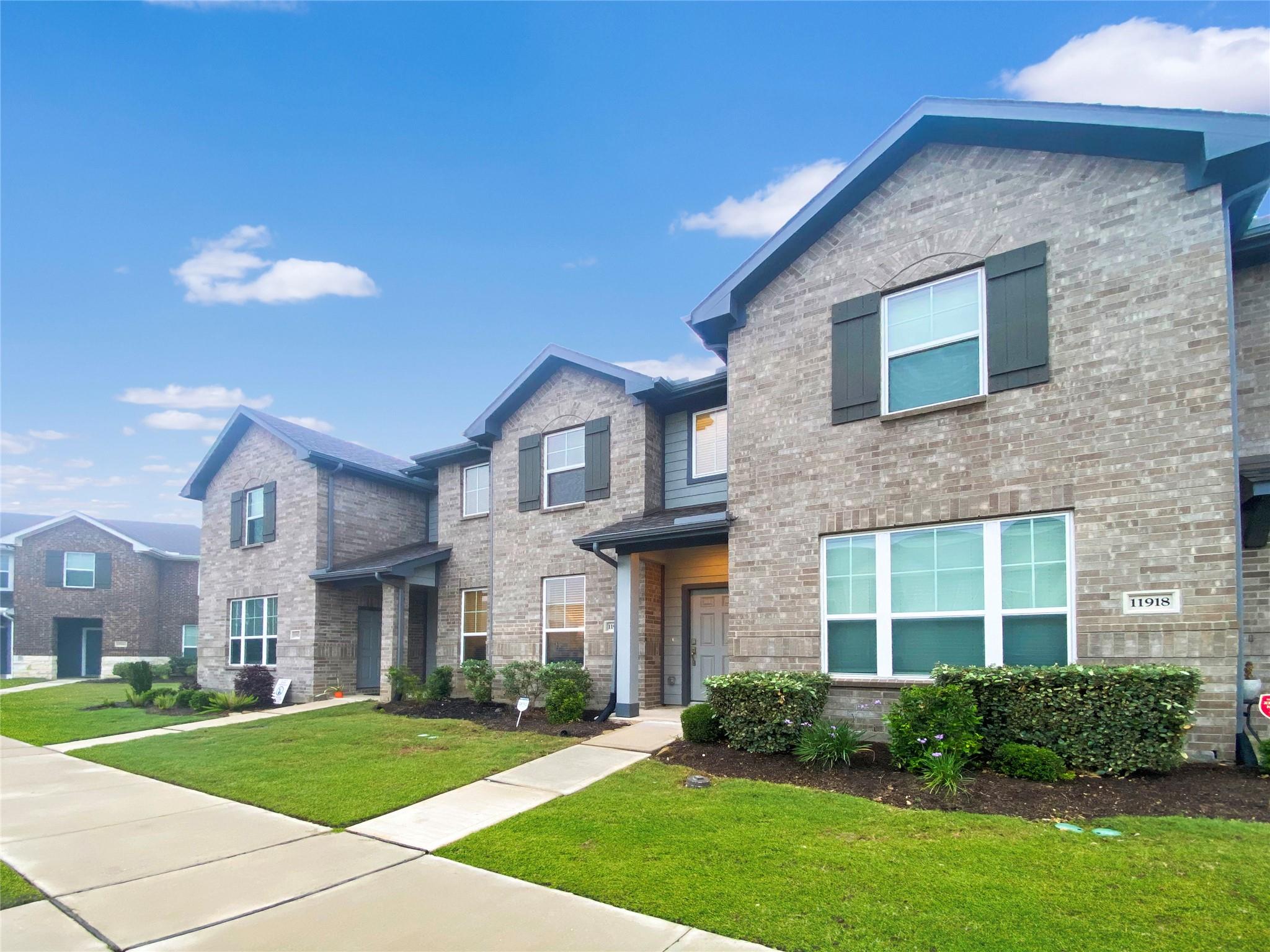11922 Amber Oak Way