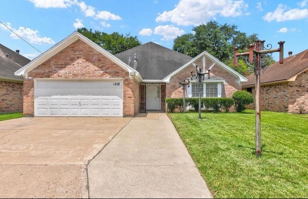 Photo of 1119 Meadowvale Dr, Beaumont, TX 77706 (MLS # 23701725)