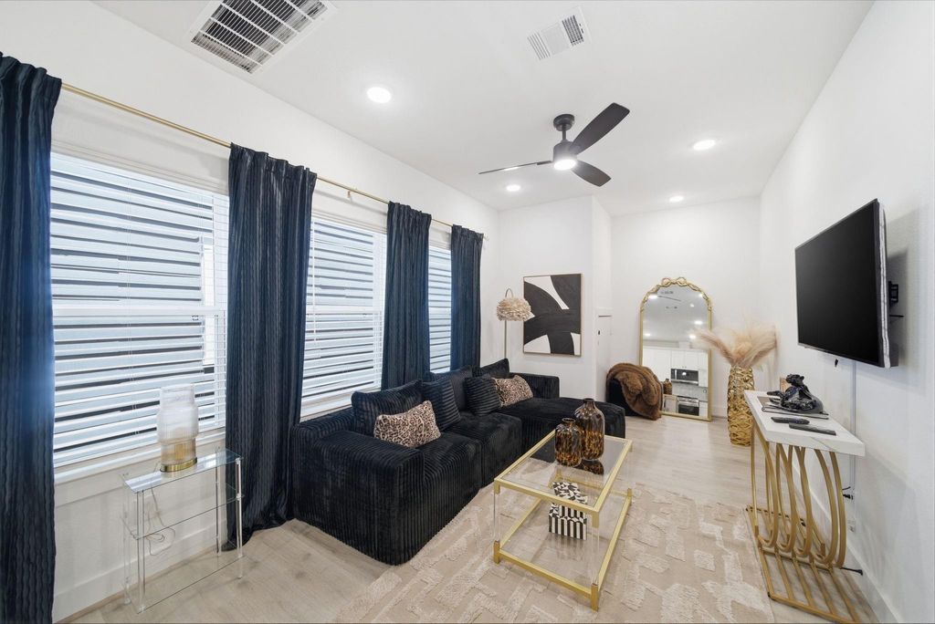 Photo of 1352 W 24th Street, Houston, TX 77008 (MLS # 91915526)