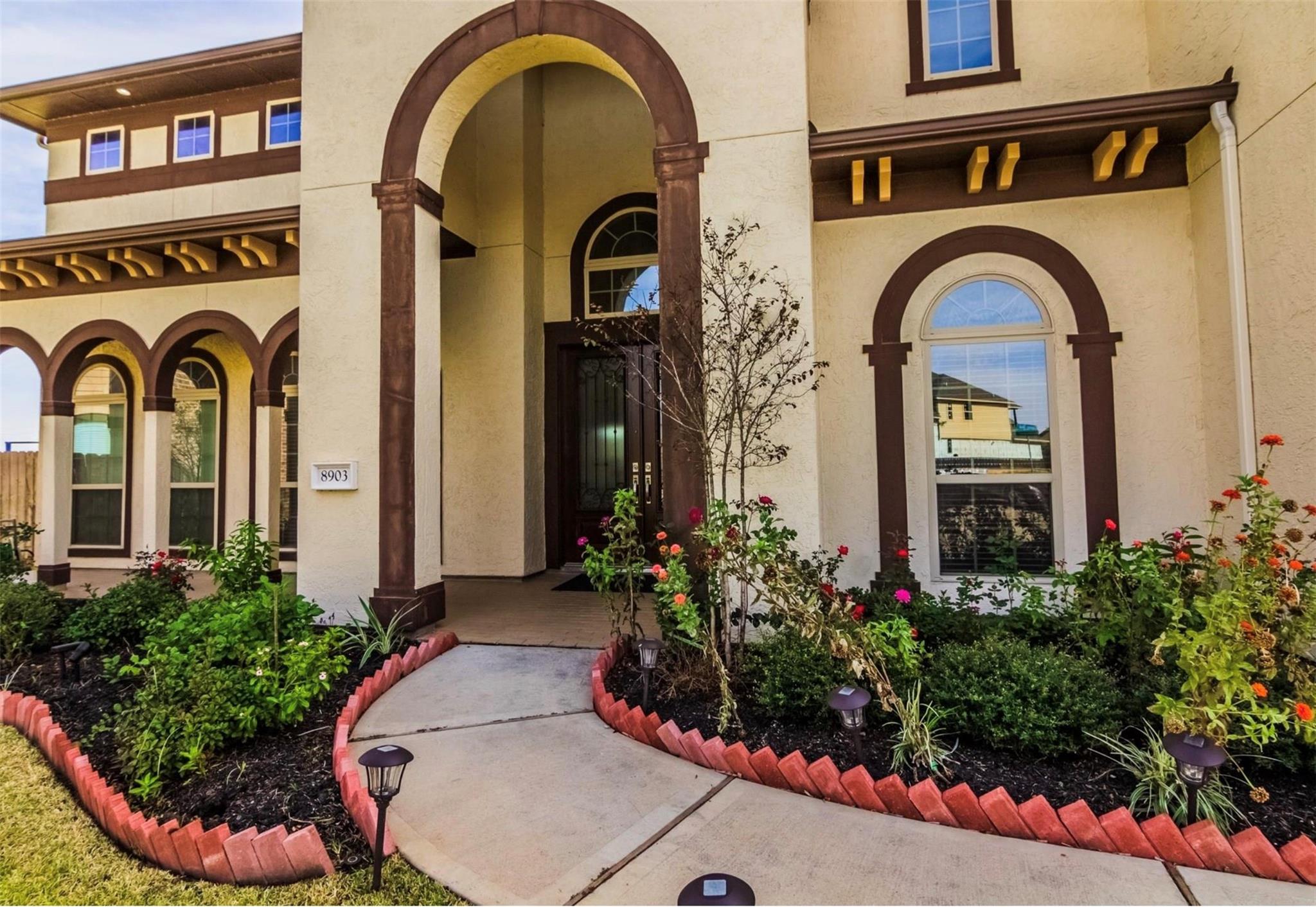 8903 Cypress Shrub Trl