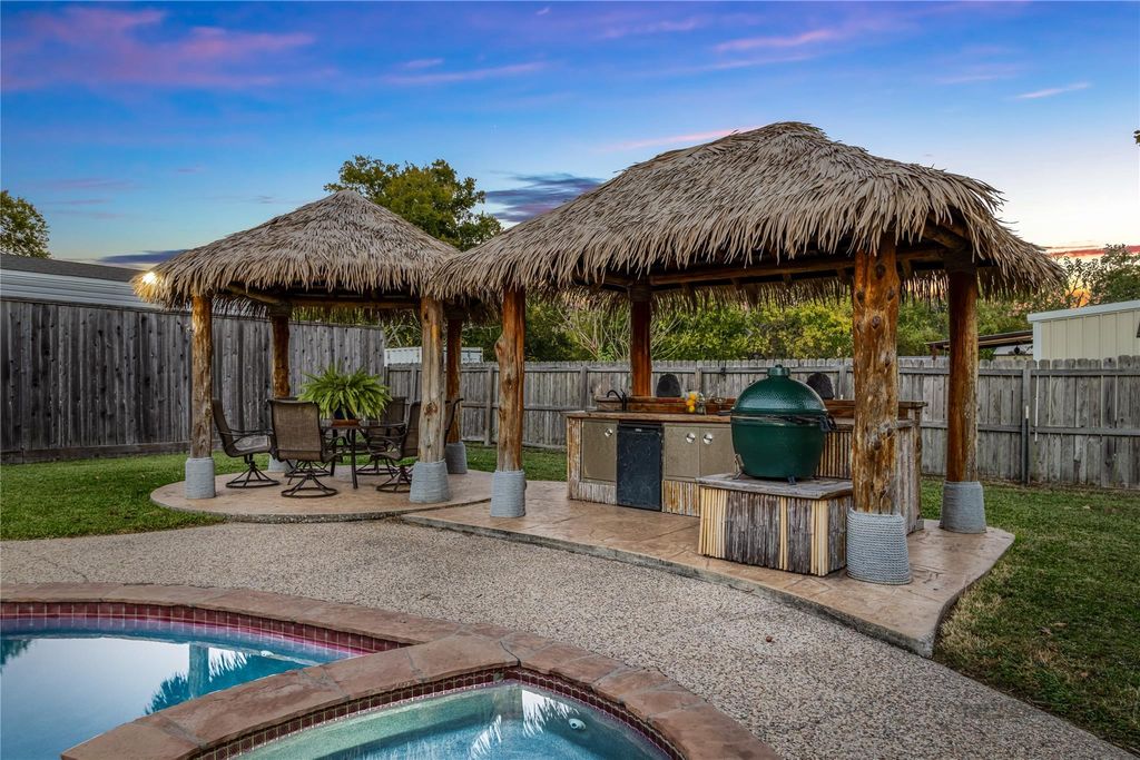 Photo of 322 E Houston Street, Highlands, TX 77562 (MLS # 68031409)