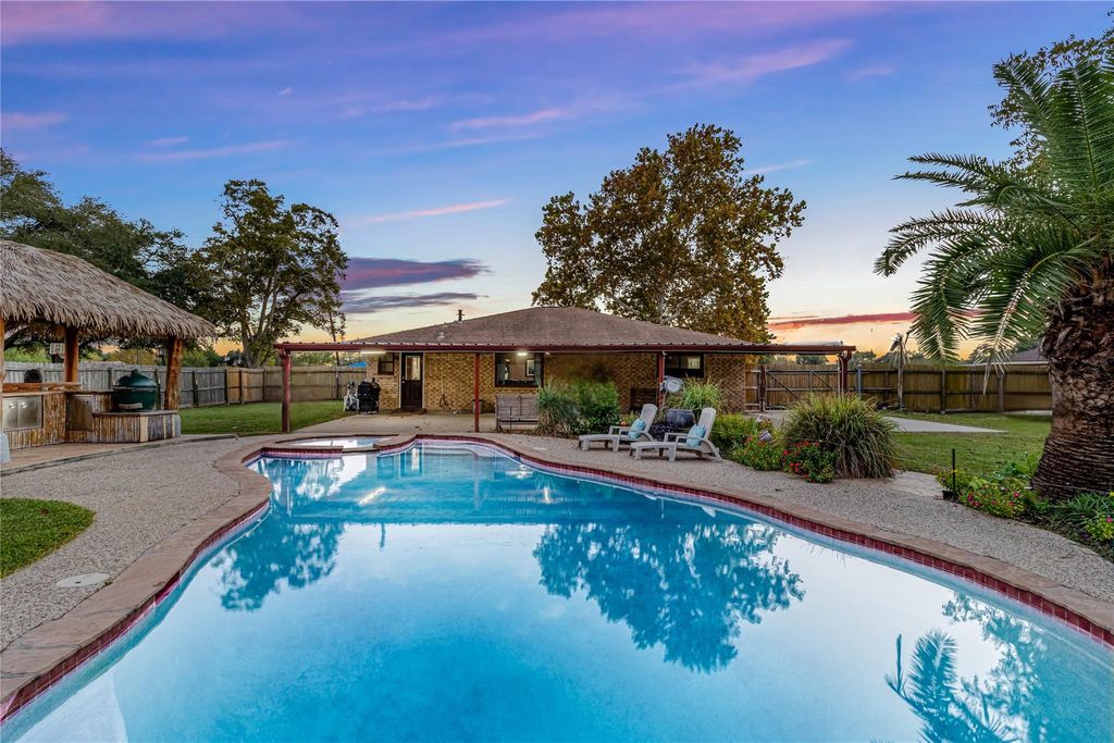 Photo of 322 E Houston Street, Highlands, TX 77562 (MLS # 68031409)