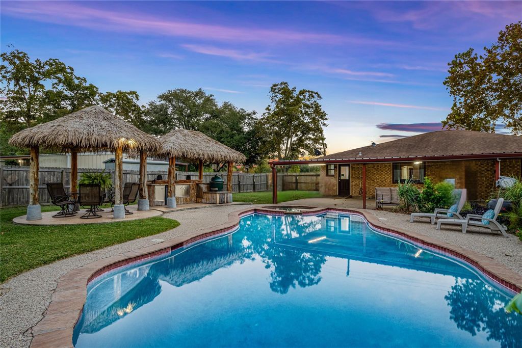 Photo of 322 E Houston Street, Highlands, TX 77562 (MLS # 68031409)