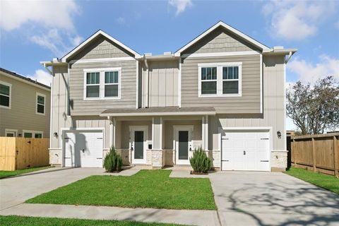 Townhouse For Rent - 214 W Lewis Street<br/> Conroe, TX 77301