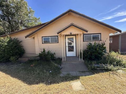 Photo of 608 E Lee Street, Rotan, TX 79546 (MLS # 45324364)