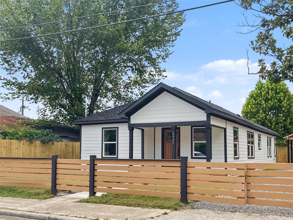 Photo of 2307 Chestnut Street, Houston, TX 77009 (MLS # 4752726)