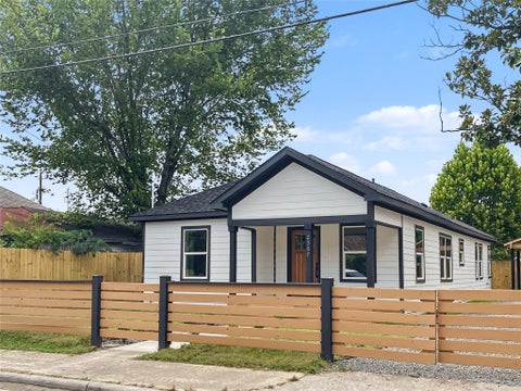 Photo of 2307 Chestnut Street, Houston, TX 77009 (MLS # 4752726)