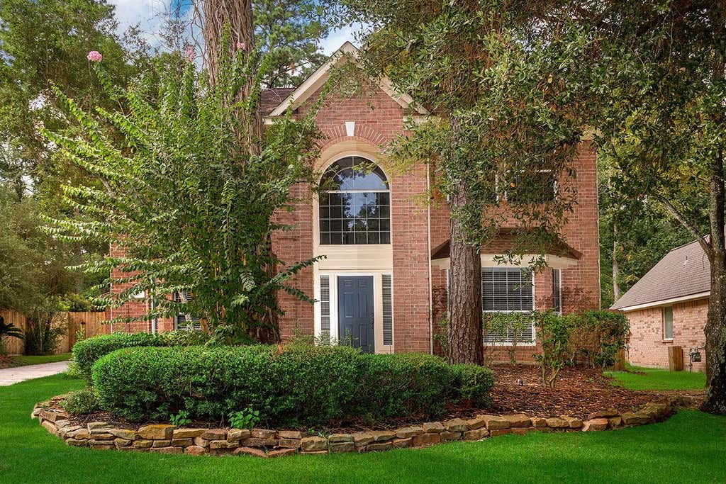 Photo of 23 Shellbark Pl, The Woodlands, TX 77382 (MLS # 10142506)
