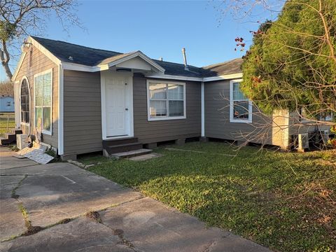 Photo of 301 N Avenue C, Freeport, TX 77541 (MLS # 55972345)