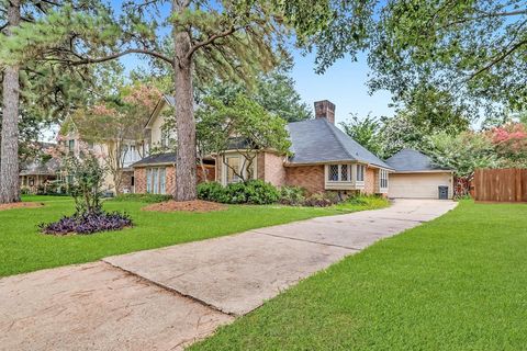 Photo of 11423 Canyon Trail Drive, Houston, TX 77066 (MLS # 23674994)