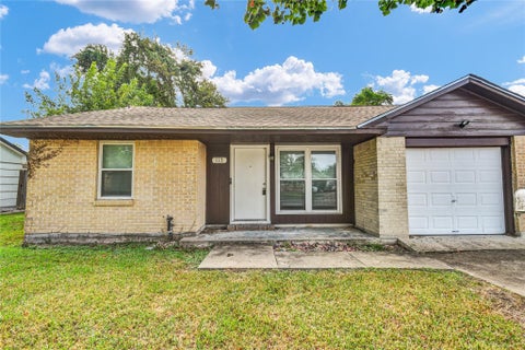 Photo of 113 S Yaupon Street, Lake Jackson, TX 77566 (MLS # 75634980)