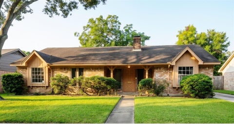 Photo of 6215 Bankside Drive, Houston, TX 77096 (MLS # 10863090)