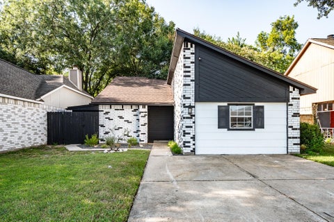 Photo of 30 Crestbriar Court, Baytown, TX 77521 (MLS # 73729435)