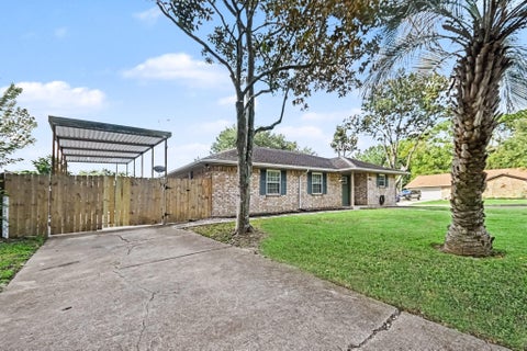 Photo of 2010 Tanglebriar Lane, Dickinson, TX 77539 (MLS # 53742429)