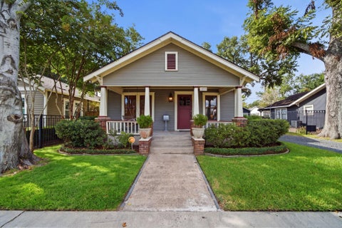 Photo of 1020 Algregg Street, Houston, TX 77009 (MLS # 20856287)